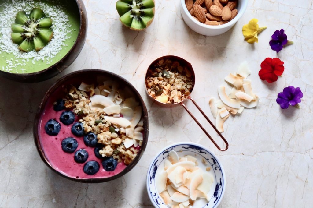 Smoothie bowls and smoothie bowl toppings