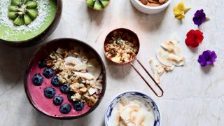 Smoothie bowls and smoothie bowl toppings